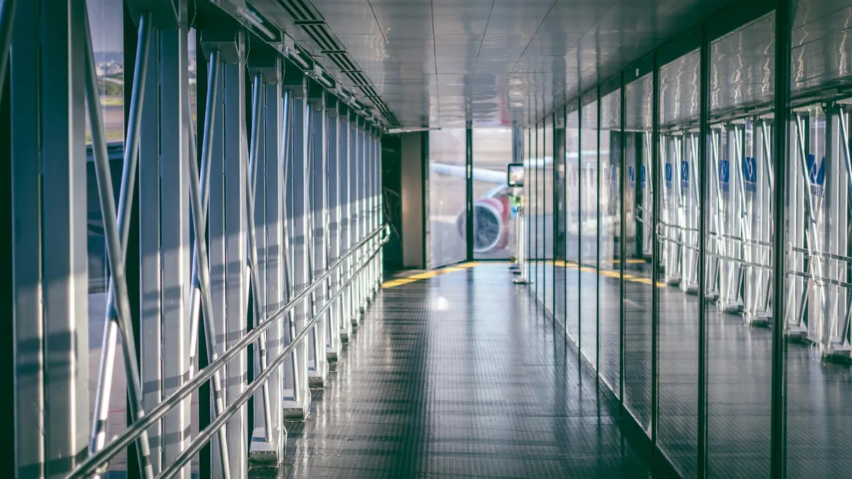 Pasajero corriendo por la terminal de un aeropuerto para no perder su vuelo de conexión